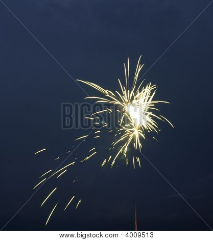 velké a malé ohňostroje explodují společně na obloze