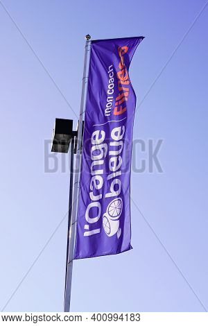 Bordeaux , Aquitaine  France - 12 19 2020 : L'orange Bleue Logo Brand And Text Sign On Blue Flag Gym