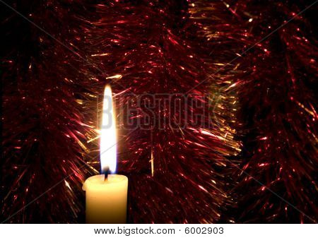 Flamme fra et stearinlys mod en lyse julen glimmer
