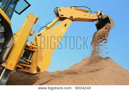 Bagger Radlader mit Heckbagger-Werken