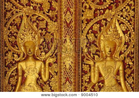 Tradiční Laos styl vyřezávané dveře buddhistické církve