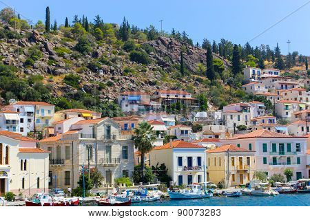 9 jan. 2015 view of the beautiful Greek island Hydra. There is a fishing boat on the foreground and some local architecture on the background. The view is from the sea as the cruise ship embarked in Hydra.