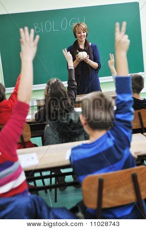 학교에서 생물학을 배우고