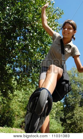 Ragazza sui rulli di pattinaggio