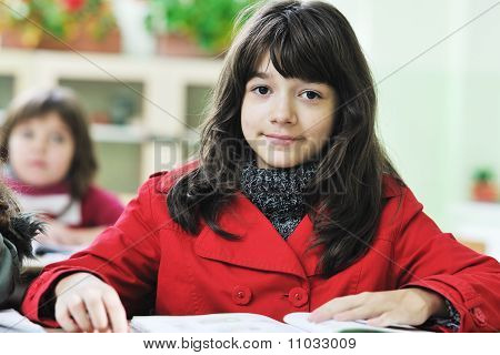 快乐的孩子在感染有乐趣和学习 Leassos