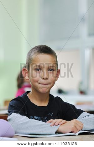 快乐的孩子在感染有乐趣和学习 Leassos