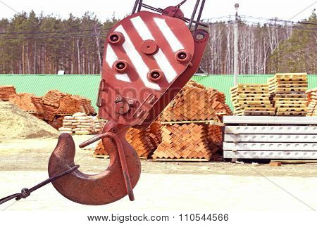 Lifting hook of a construction crane