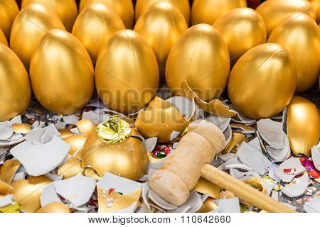 A Lucky Game, With A Wooden Hammer Smashed The Golden Egg For The Gift Inside