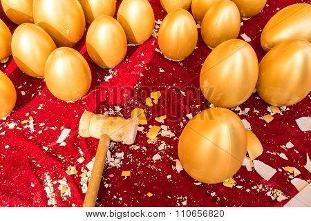 A Lucky Game, With A Wooden Hammer Smashed The Golden Egg For The Gift Inside