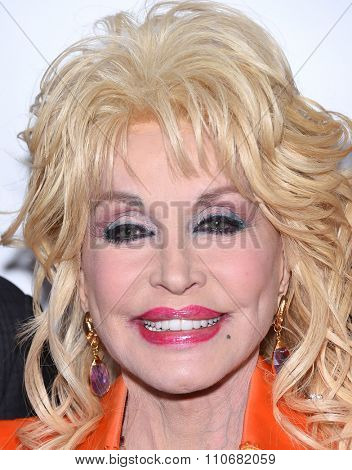 LOS ANGELES - DEC 02:  Dolly Parton arrives to the 