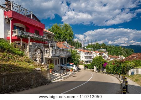 Herzeg Noni serpentine streets