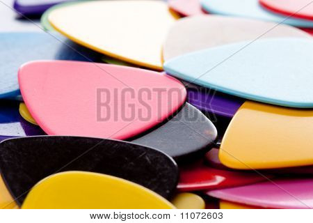 Een stapel van verschillende kleur plectrums op wit