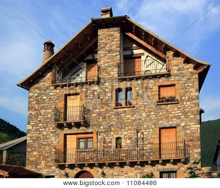 Pyrenees kamienne domy w dolinie Anso Huesca