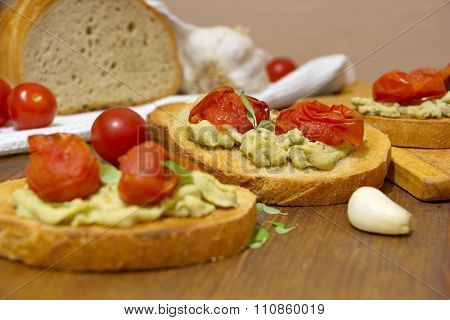 toasts with baked tomaoes and homemade broccoli - garlic cream