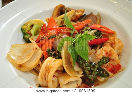 Sea Scalloped Spaghetti The ingredients are Italian spaghetti lines. And the spicy taste of Thailand.