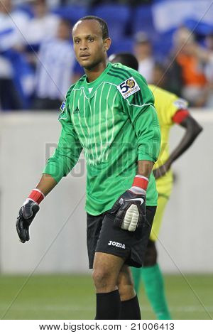 HARRISON, NJ - 13 czerwca: Gwatemala bramkarz w drugiej połowie the2011 Złoty Puchar CONCACAF czerwca