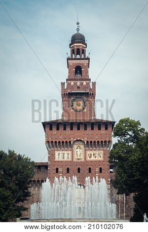 Photo of the the facede an fountain of Castello Sforzesco in Milan