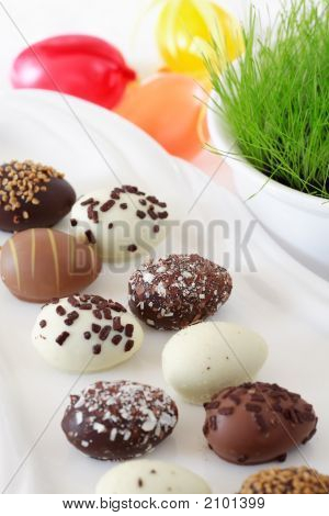 Paskalya çikolata yumurta ile taze çimen