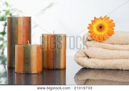 Unlighted velas com uma flor de laranjeira em toalhas