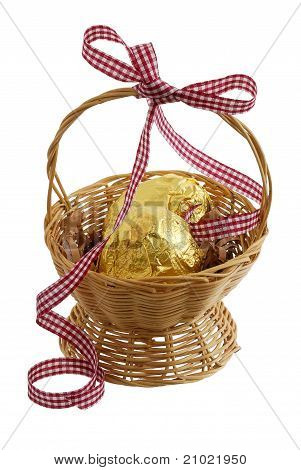 Schokoladeneier umwickelt Ostern Korb Golden Folie.