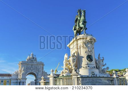 King Jose 1 Statue Rua Augusta Arch Baixa Praca de Comercio Commerce Square Lisbon Portugal. Statue and arch created 1755 to commemorate city's reconstruction from 1755 earthquake. Rua Augusta is main walking street in Lisbon.