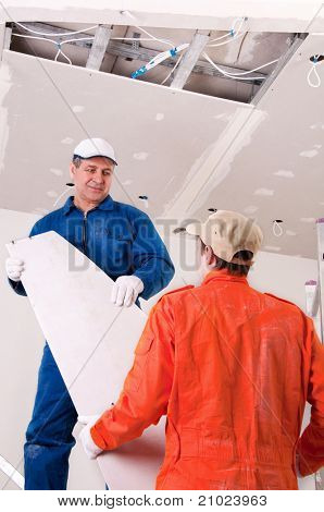 Byggnadsarbetare i arbetet