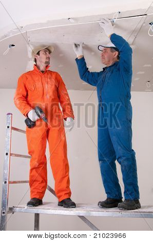 Byggnadsarbetare i arbetet