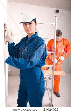 Byggnadsarbetare i arbetet