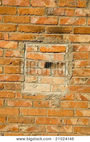 Muro di mattoni rossi.