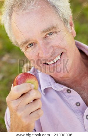 Uomo anziano eating apple