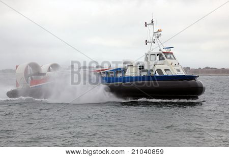 Hovercraft in mare.