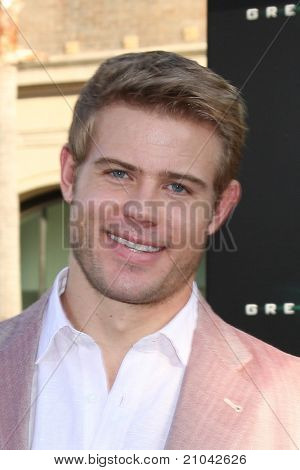 LOS ANGELES - 15 JUN: Trevor Donovan aankomen op de Green Lantern Premiere op Grauman's Chinese Th