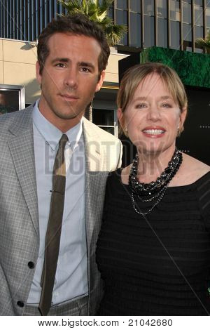 Los Angeles jun 15: Ryan Reynolds, Mutter Tammy Reynolds bei der green Lantern-Premiere bei Ankunft