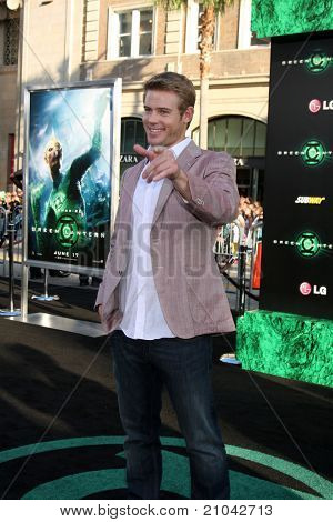 LOS ANGELES - 15 JUN: Trevor Donovan aankomen op de Green Lantern Premiere op Grauman's Chinese de