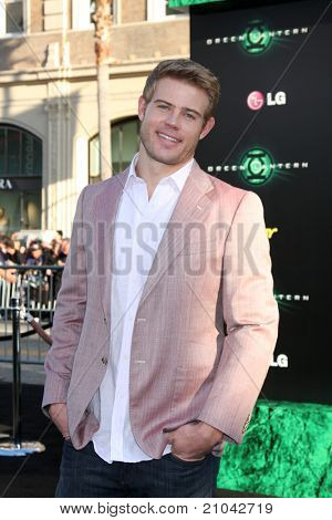 LOS ANGELES - 15 JUN: Trevor Donovan aankomen op de Green Lantern Premiere op Grauman's Chinese de