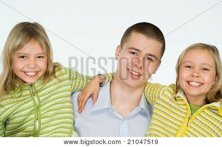 Teenager med hendes søstre