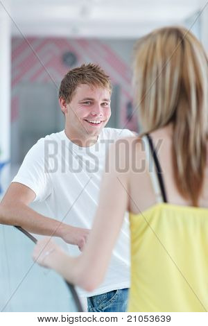 due studenti universitari parlando/flirt sul campus (shallow DOF, immagine a colori dai toni)