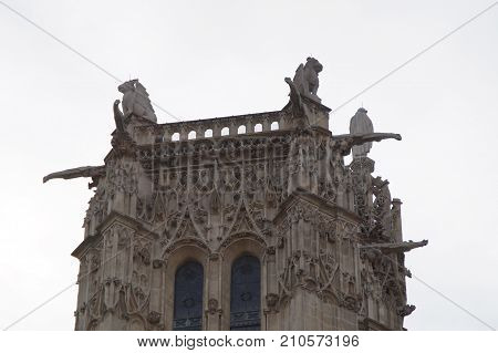 The tower Saint Jacques is an isolated tower, built between 1509 and 1523, raised (drawn up) in the middle of the first Parisian public garden, which bears its name, in 4 District of Paris. While resuming certain elements of the style contemporary Louis X