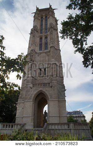 The tower Saint Jacques is an isolated tower, built between 1509 and 1523, raised (drawn up) in the middle of the first Parisian public garden, which bears its name, in 4 District of Paris. While resuming certain elements of the style contemporary Louis X