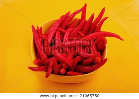 Cayenne peppar i en skål