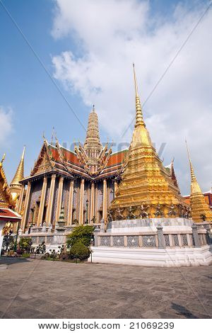 มีชื่อเสียงวัดพระศรีรัตนเจดีย์ปกคลุมไป ด้วยทองเปลวในภายในพระบรมมหาราชวัง