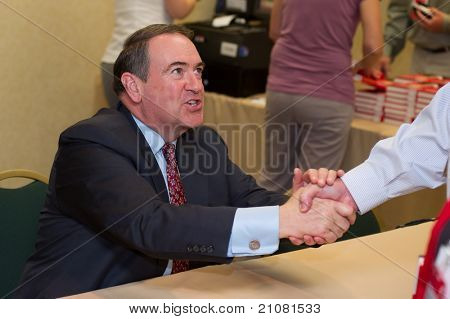 New Orleans, la 16. Juni: der frühere Gouverneur Mike Huckabee bei einer Signierstunde auf die republikanischen Führer
