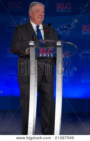 NEW ORLEANS, LA - 17 giugno: Il governatore del Mississippi Haley Barbour affronta il Co Leadership repubblicana