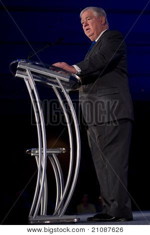 NEW ORLEANS, LA - 17 giugno: Il governatore del Mississippi Haley Barbour affronta il Co Leadership repubblicana