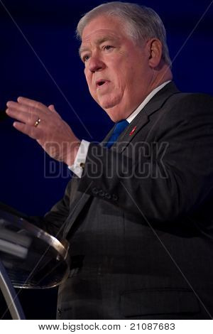 NEW ORLEANS, LA - 17 giugno: Il governatore del Mississippi Haley Barbour affronta il Co Leadership repubblicana