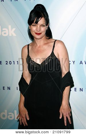 LOS ANGELES - JUN 16: Pauley Perrette Ankunft der 2011 Women In Film Crystal + Lucy Awards an 