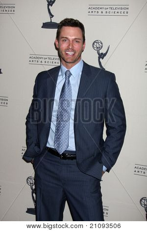 LOS ANGELES - JUN 16: Eric Martsolf dorazí na Akademie televizních umění a věd denní 