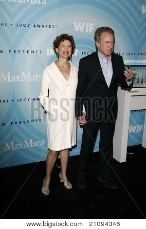 LOS ANGELES - kesä 16: Annette Bening, Warren Beattyn saapuu vuoden 2011 naisten elokuva Crystal + Lu