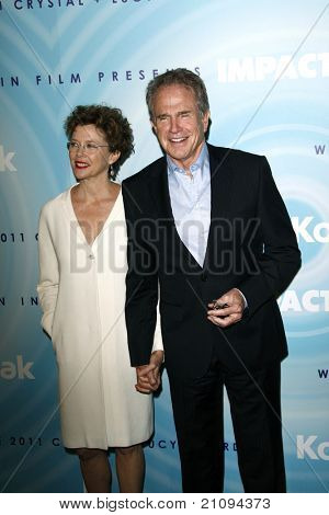 LOS ANGELES - kesä 16: Annette Bening, Warren Beattyn saapuu vuoden 2011 naisten elokuva Crystal + Lu