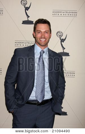 LOS ANGELES - JUN 16: Eric Martsolf příjezdu na Akademie televizních umění a věd denní